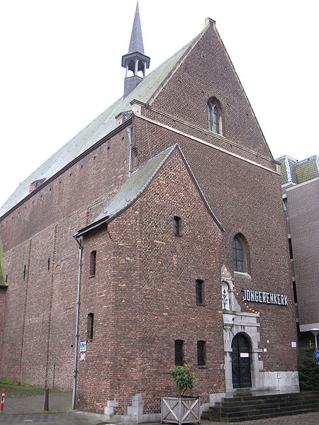 De noordwest-zijde van de kerk